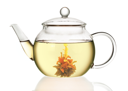 Szklany dzbanek z zaparzoną herbatą Lilly Fairy prezentujący rozwinięty kwiat w jasnym naparze co podkreśla dekoracyjny charakter produktu.