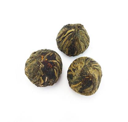 Trzy kulki herbaty rozkwitającej Jasmine Roselle Basket z liści i kwiatów, kompozycja do przygotowania efektownego naparu
