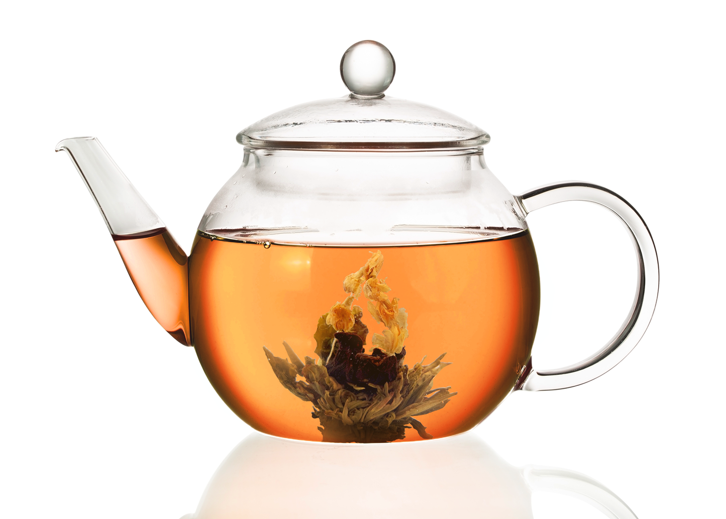 Szklany dzbanek z zaparzoną herbatą Jasmine Roselle Basket i rozwiniętym kwiatem w środku, efektowna herbata rozkwitająca