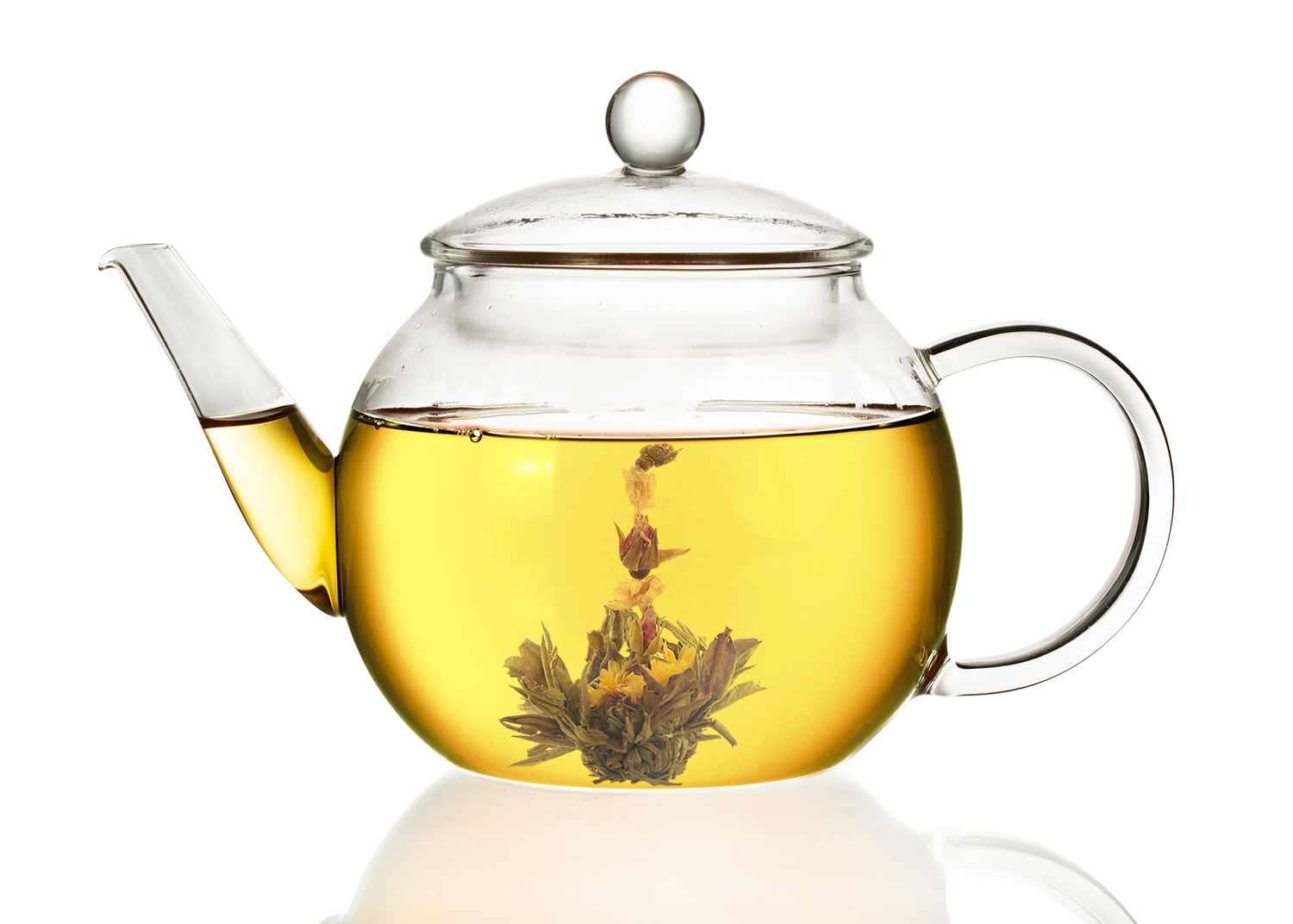 Zdjęcie szklanego czajnika z zaparzoną herbatą Three Flower Beauty z widocznym kwiatem podczas rozkwitania
