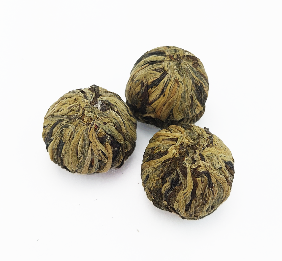 Trzy suche kulki herbaty rozkwitającej Rose Flowers Basket na jasnym tle