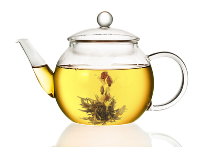 Szklany czajnik z zaparzoną herbatą Rose Flowers Basket i widocznym rozkwitającym kwiatem róż
