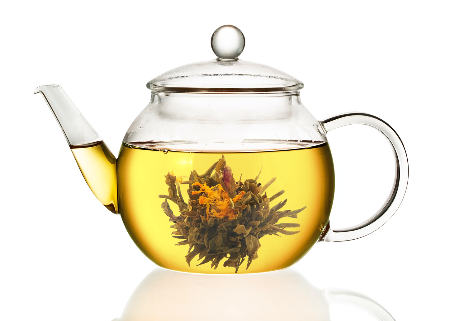 Szklany czajnik z zaparzoną herbatą Lichi Flower Pearl i widocznym rozkwitającym kwiatem