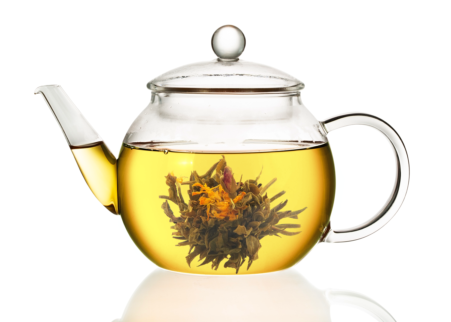 Szklany czajnik z zaparzoną herbatą Lichi Flower Pearl i widocznym rozkwitającym kwiatem