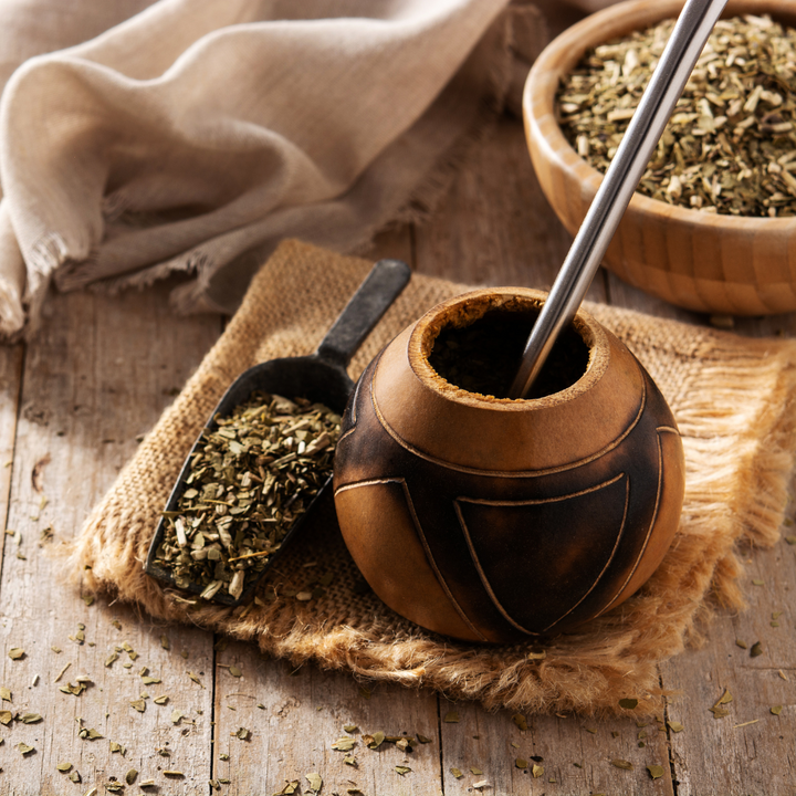 Susz yerba mate z metalową bombillą w tykwie na drewnianym stole