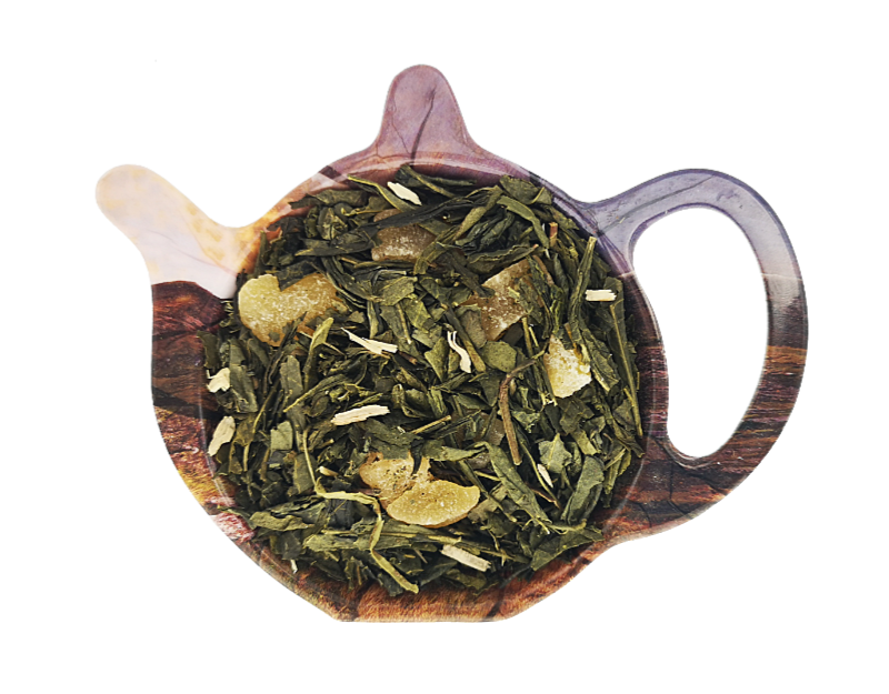 Zielona herbata Sencha z kandyzowanym ananasem i korzeniem zenszenia przedstawiona na talerzyku w kształcie czajniczka aromatyczna herbata owocowa