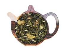 Zielona herbata Sencha z kandyzowanym ananasem i korzeniem zenszenia przedstawiona na talerzyku w kształcie czajniczka aromatyczna herbata owocowa