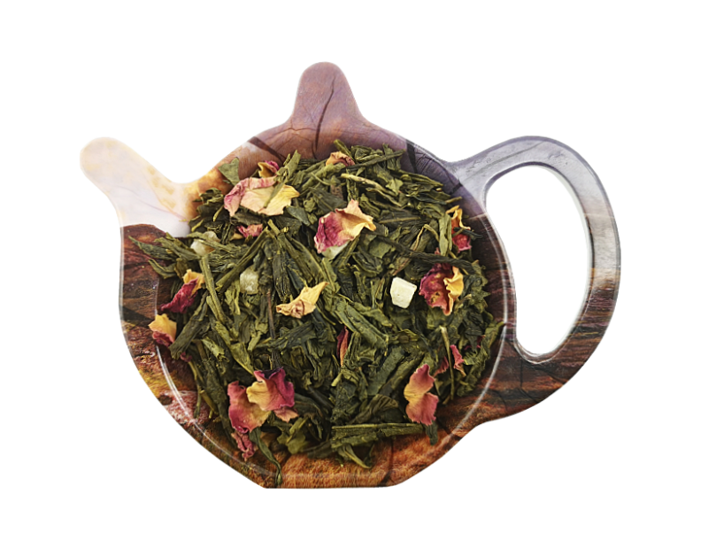 Zielona herbata Sencha Green Dream z papają kandyzowaną i płatkami róży na podstawce w kształcie czajniczka
