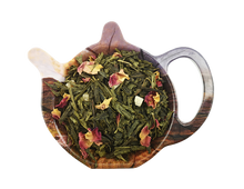 Zielona herbata Sencha Green Dream z papają kandyzowaną i płatkami róży na podstawce w kształcie czajniczka