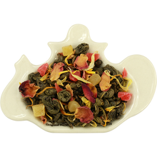 Liście herbaty Basilur Citrus Tea z kawałkami owoców cytrusowych i płatkami kwiatów – zielona herbata cejlońska.