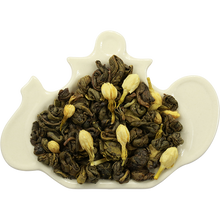 Liście herbaty Basilur Jasmine Tea z kwiatami jaśminu – zielona herbata cejlońska o kwiatowym aromacie.