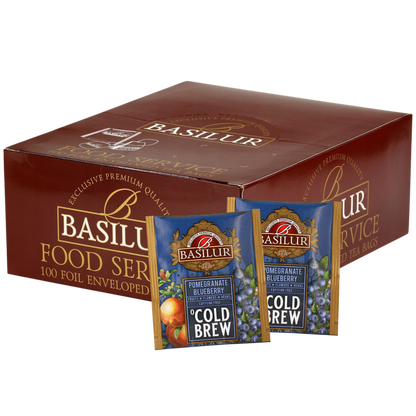 Ekspozytor Basilur Cold Brew Pomegranate Blueberry z owocową herbatą bez kofeiny.