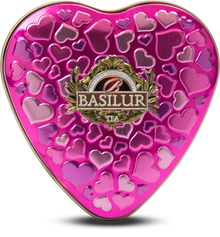 Widok z góry na metalową puszkę w kształcie serca Basilur Forever Happiness.