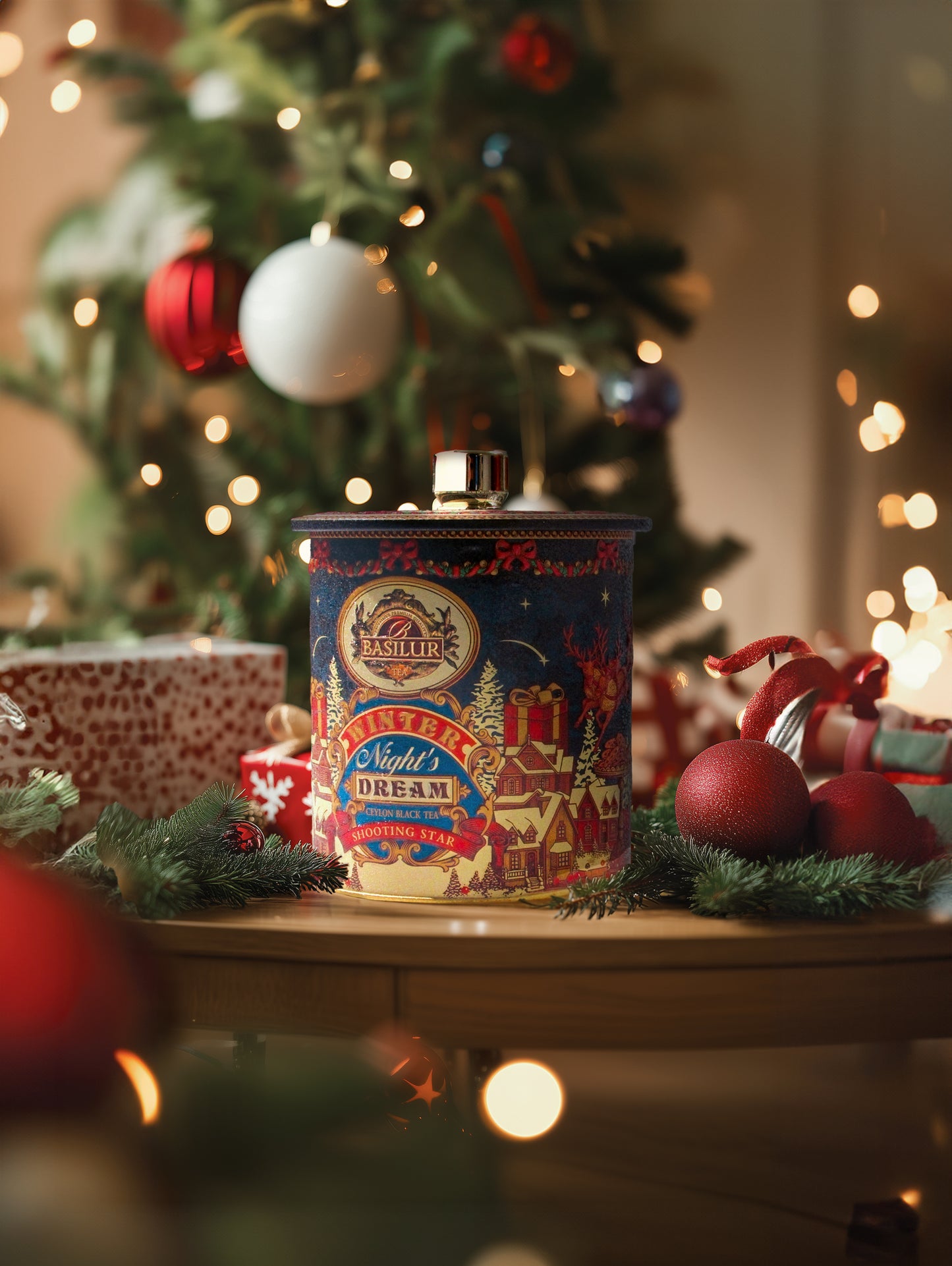 Puszka z  herbatą Basilur Shooting Star na stole w otoczeniu świątecznych dodatków.