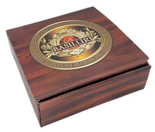 Zestaw herbat Basilur Christmas – eleganckie zamknięte pudełko z logo Basilur w świątecznym stylu.