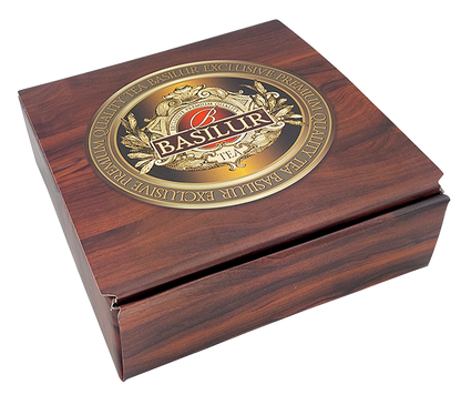 Zestaw herbat Basilur Christmas – eleganckie zamknięte pudełko z logo Basilur w świątecznym stylu.