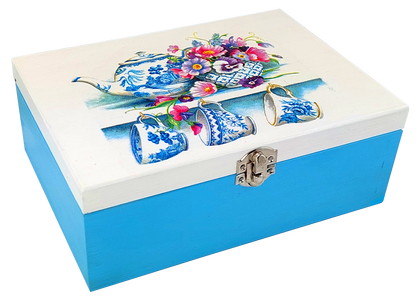 Elegancka błękitna skrzynka z herbatą Basilur Filiżanki i metalowym zapięciem.