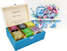 Drewniana skrzynka Basilur Filiżanki z 60 saszetkami herbat premium.