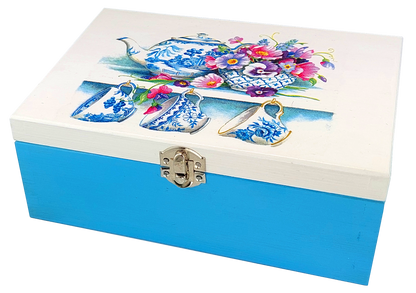 Zestaw Basilur Filiżanki z ozdobną pokrywą i herbatami premium w środku.