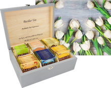 Otwarta skrzynka Basilur Białe Tulipany z kolorowymi herbatami i ozdobną pokrywą.