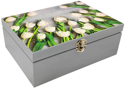 Elegancka zamknięta skrzynka z herbatą Basilur Białe Tulipany, dekorowana tulipanami.