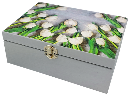 Zbliżenie na pudełko Basilur Białe Tulipany z kwiatowym wzorem i metalowym zapięciem.