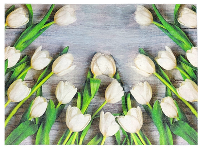 Pokrywa zestawu Basilur Białe Tulipany z motywem białych tulipanów.