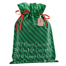 Zielony worek prezentowy świąteczny Zielone Paski 40 x 56 cm z ukośnymi paskami, białymi napisami Merry Christmas i Noel, czerwonymi wstążkami oraz ozdobną zawieszką.