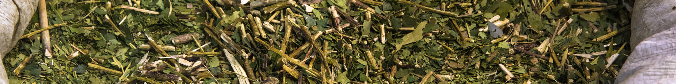 Suszone liście i patyczki yerba mate w worku, widok z bliska.