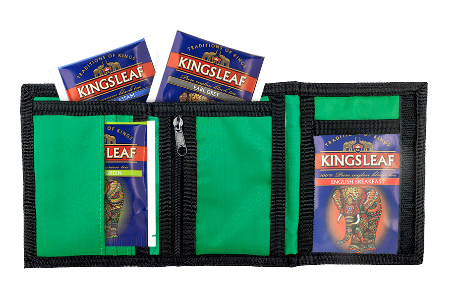 Zielony portfel Kingsleaf z herbatami w środku w czarnej obwódce
