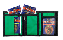Zielony portfel Kingsleaf z herbatami w środku w czarnej obwódce
