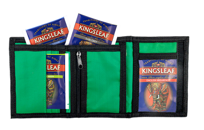 Zielony portfel Kingsleaf z herbatami w środku w czarnej obwódce
