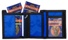 Otwarte etui Kingsleaf z widocznymi kopertkami herbat w środku.